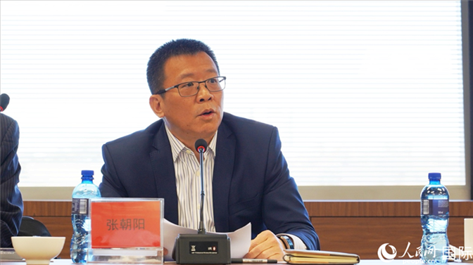 張朝陽(yáng)代會(huì)長(zhǎng)做協(xié)會(huì)上半年工作匯報(bào)。人民網(wǎng) 劉暢攝
