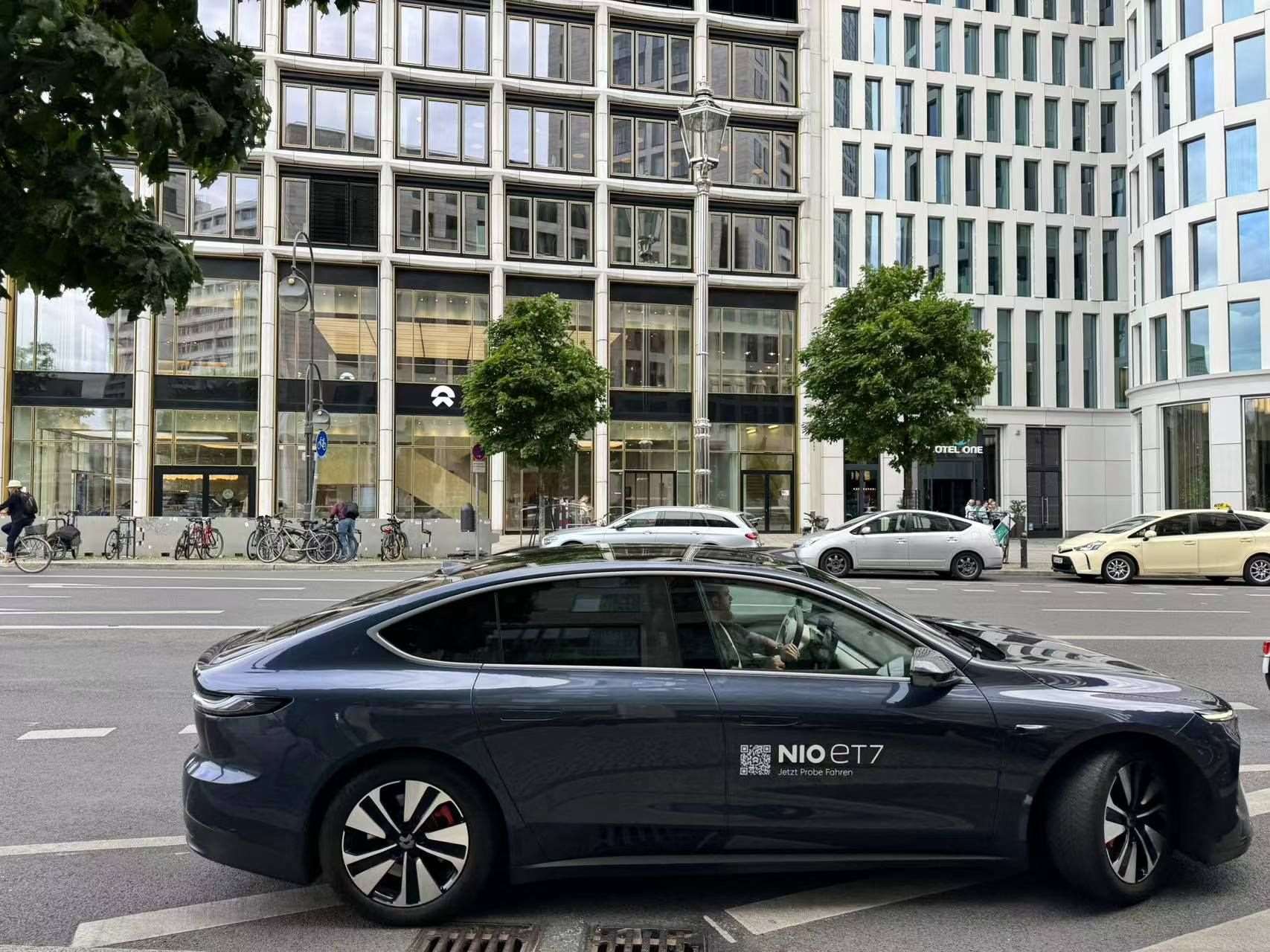 消費(fèi)者在蔚來柏林智能駕駛中心前試駕電動(dòng)汽車。 人民網(wǎng)記者 李強(qiáng)攝