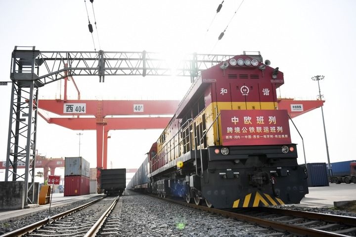 中歐班列（越南·河內——中國·西安——匈牙利·布達佩斯）跨境公鐵聯(lián)運班列準備發(fā)車（2024年3月7日攝）。新華社記者 李一博 攝