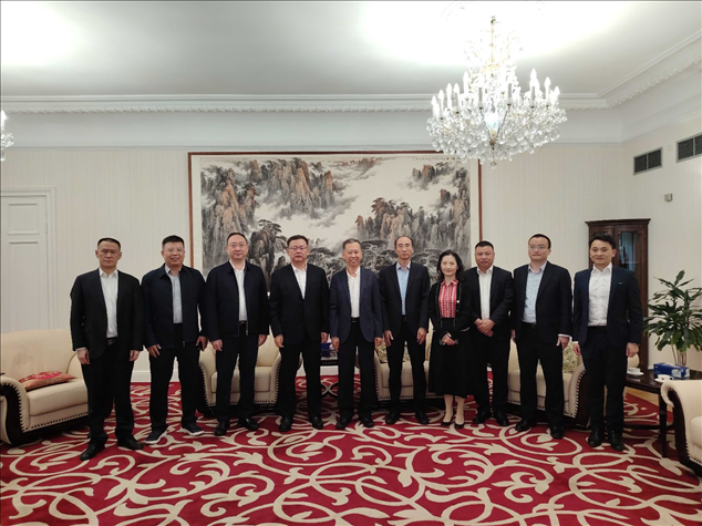 中國駐瑞典大使崔愛民（左五）會見中國中鐵股份有限公司總裁陳文健一行并合影。中國駐瑞典大使館供圖