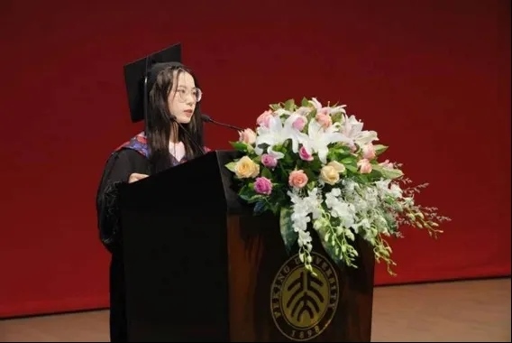 鐘芳蓉在北京大學(xué)考古文博學(xué)院畢業(yè)典禮上發(fā)言。校方供圖