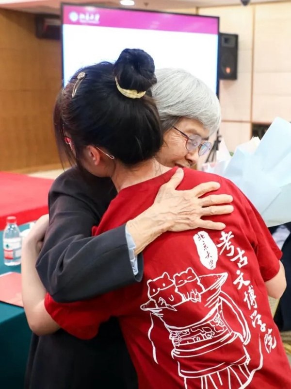 2023年，在校友向母校捐贈(zèng)儀式上，鐘芳蓉與樊錦詩(shī)擁抱。校方供圖