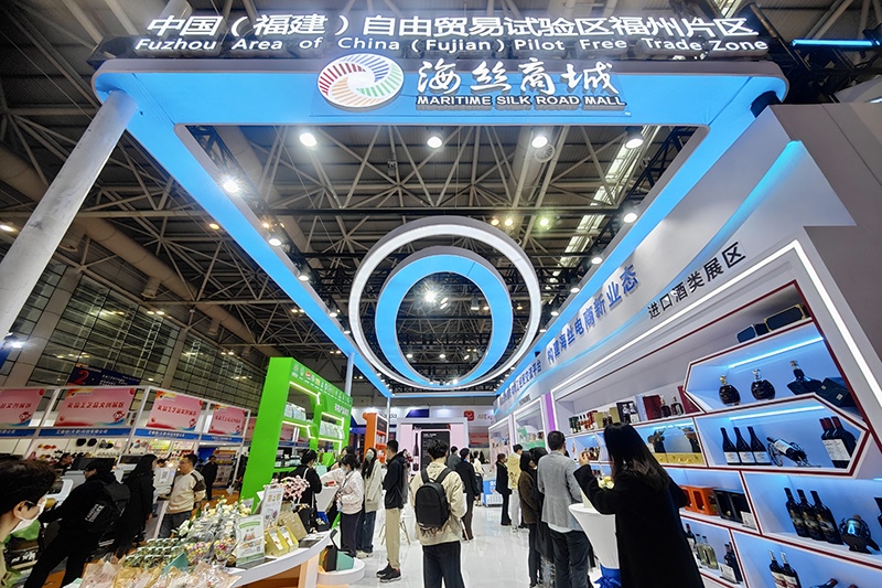 2024年3月18日，第四屆中國跨境電商交易會在福建福州開幕。展會聚焦“鏈接跨境全流域 共建電商新生態(tài)”，集聚全國80余個外貿(mào)產(chǎn)業(yè)帶的上千家供應(yīng)鏈企業(yè)。