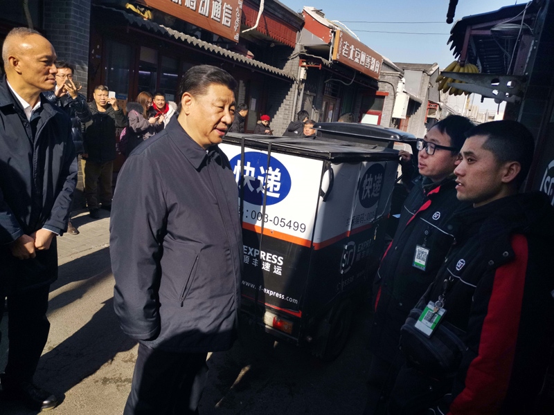 2019年2月1日，習(xí)近平總書記在北京前門石頭胡同的快遞服務(wù)點(diǎn)，看望仍在工作的“快遞小哥”。