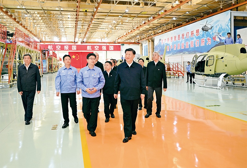 2023年10月10日至13日，中共中央總書記、國家主席、中央軍委主席習(xí)近平在江西考察。這是11日上午，習(xí)近平在景德鎮(zhèn)市昌河飛機(jī)工業(yè)（集團(tuán)）有限公司考察。 新華社記者 燕雁/攝