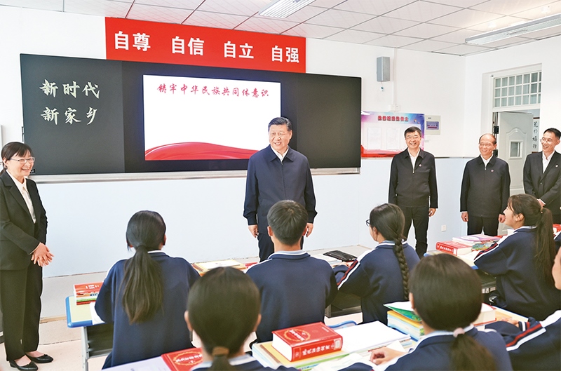 2024年6月18日至19日，中共中央總書記、國家主席、中央軍委主席習(xí)近平在青海考察。這是18日下午，習(xí)近平在果洛西寧民族中學(xué)高一（1）班觀摩“新時(shí)代、新家鄉(xiāng)”主題思政課。 新華社記者 鞠鵬/攝