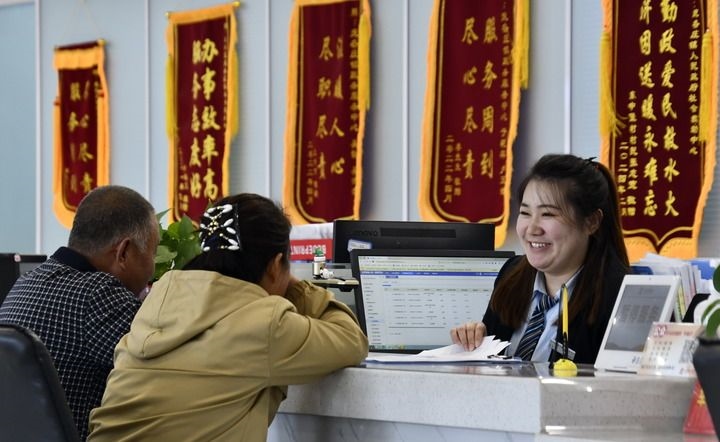 2024年3月25日，北京市大興區(qū)龐各莊鎮(zhèn)政務(wù)服務(wù)中心的工作人員耐心為群眾解答問題。大興區(qū)龐各莊鎮(zhèn)政務(wù)服務(wù)中心用“最多跑一次”的工作理念為企業(yè)和群眾提供了便利化、精準(zhǔn)化、個性化的衍生服務(wù)。新華社記者 李欣 攝