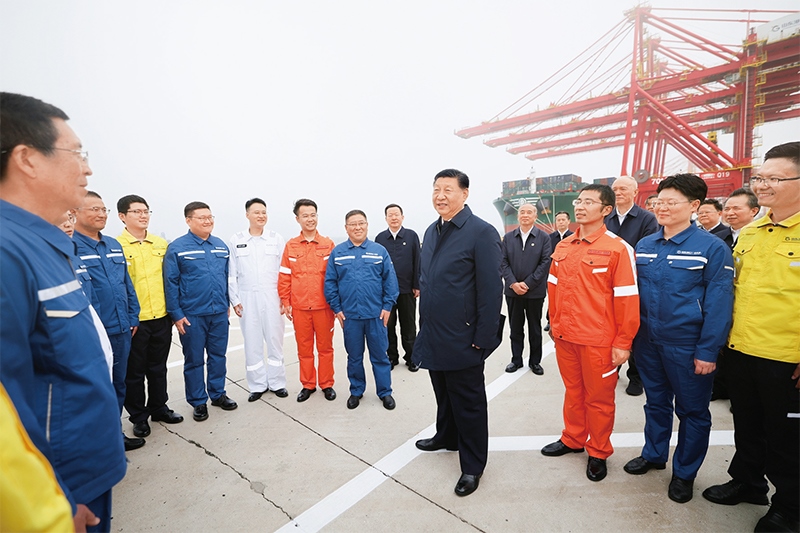 2024年5月22日至24日，中共中央總書記、國家主席、中央軍委主席習(xí)近平在山東考察。這是22日下午，習(xí)近平在日照港親切慰問港口科技工作者、運(yùn)營人員、航運(yùn)人員。 新華社記者 鞠鵬/攝