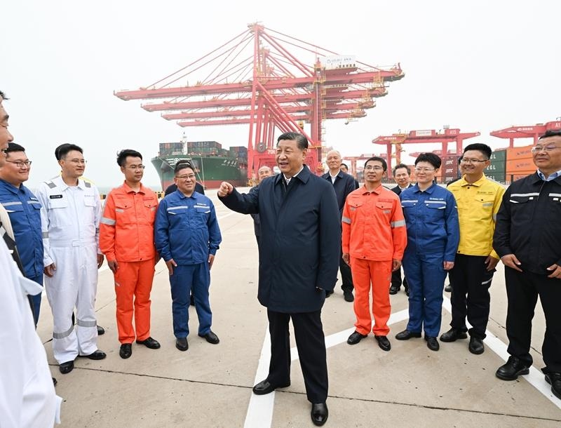 △2024年5月22日，習(xí)近平總書記在山東日照港親切慰問港口科技工作者、運(yùn)營人員、航運(yùn)人員。