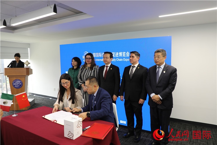 與會嘉賓簽署關(guān)于共同促進(jìn)墨西哥企業(yè)參加第二屆鏈博會合作備忘錄。人民網(wǎng) 埃內(nèi)斯托·多明戈斯攝