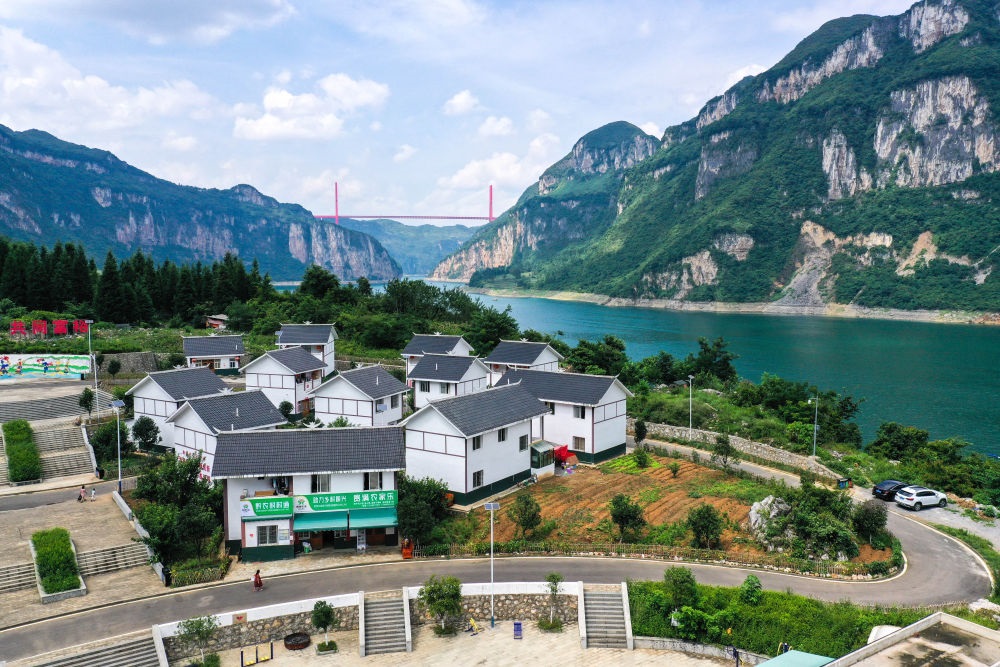 這是貴州省黔西市新仁苗族鄉(xiāng)化屋村麻窩寨易地搬遷集中安置點(diǎn)（2021年7月24日攝，無(wú)人機(jī)照片）。新華社記者 楊文斌 攝
