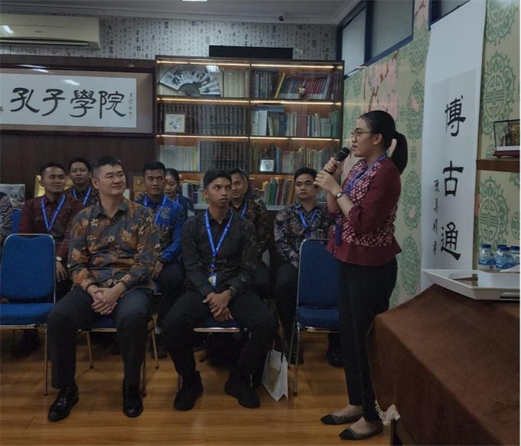 警察學(xué)員用漢語(yǔ)進(jìn)行自我介紹 ?；顒?dòng)主辦方供圖
