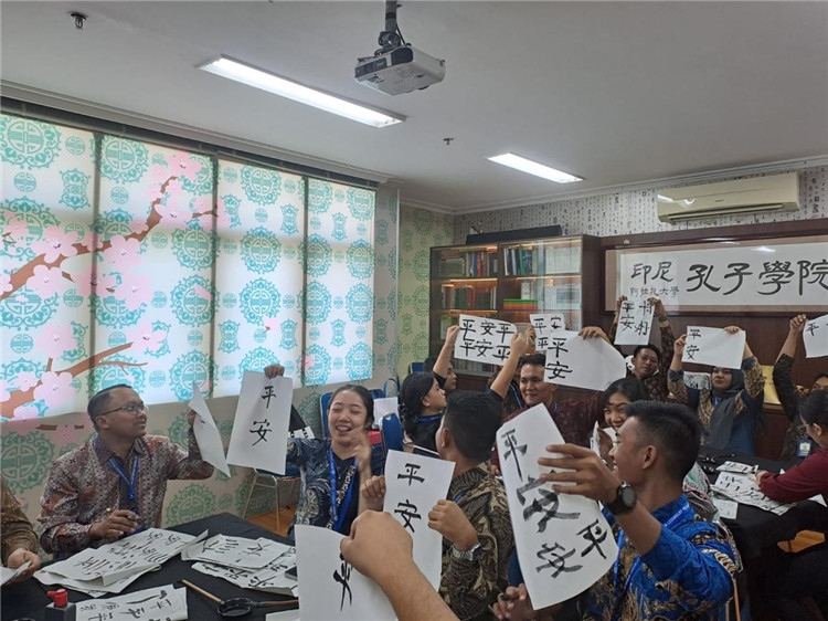 警察學(xué)員們展示書(shū)法學(xué)習(xí)成果?；顒?dòng)主辦方供圖
