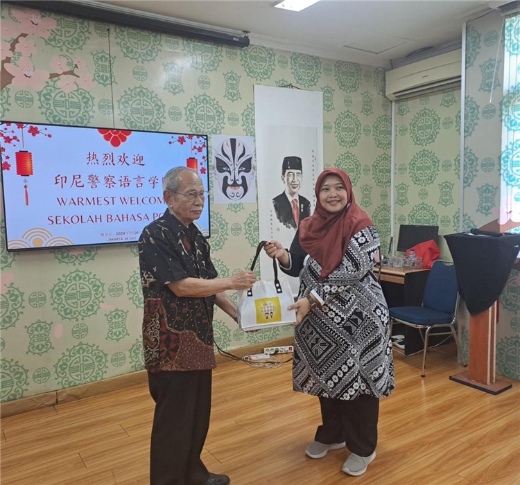 拉哈尤·蘇珊蒂與穆尼交換禮品?；顒?dòng)主辦方供圖
