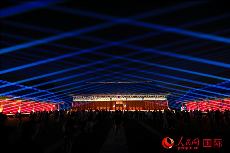 “光影北京——2024世界燈光師大會”開幕式當晚的燈光秀表演。人民網(wǎng)記者 趙益普攝