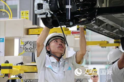 工人在廣汽埃安泰國(guó)智能生態(tài)工廠(chǎng)檢查汽車(chē)底座。 人民網(wǎng)記者 張矜若 攝