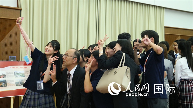 歡迎會現(xiàn)場，中日小大使歡樂互動。人民網(wǎng) 許可攝