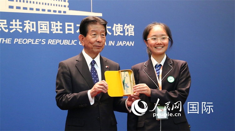 中國小大使向日本永旺1%俱樂部理事長森美樹贈送當?shù)靥厣Y品。人民網(wǎng) 許可攝