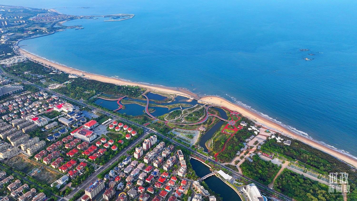 △日照市陽(yáng)光海岸綠道。近年來(lái)，日照市對(duì)沿海裸露場(chǎng)地及岸線(xiàn)破損處進(jìn)行生態(tài)修復(fù)，建成約28公里的陽(yáng)光海岸綠道，為市民和游客提供了運(yùn)動(dòng)休閑好去處。（總臺(tái)央視記者范凱拍攝）