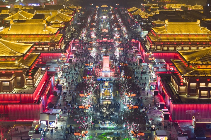 這是2024年2月2日拍攝的西安大唐不夜城景色（無(wú)人機(jī)照片）。新華社記者 邵瑞 攝