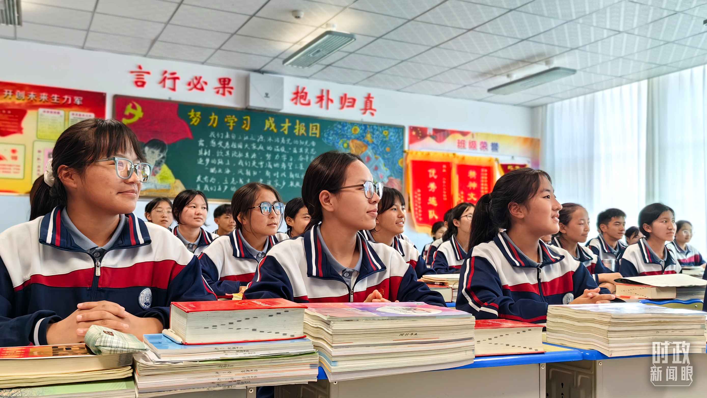 △果洛西寧民族中學(xué)高一（1）班的“新時(shí)代、新家鄉(xiāng)”主題思政課。（總臺(tái)央視記者段德文拍攝）