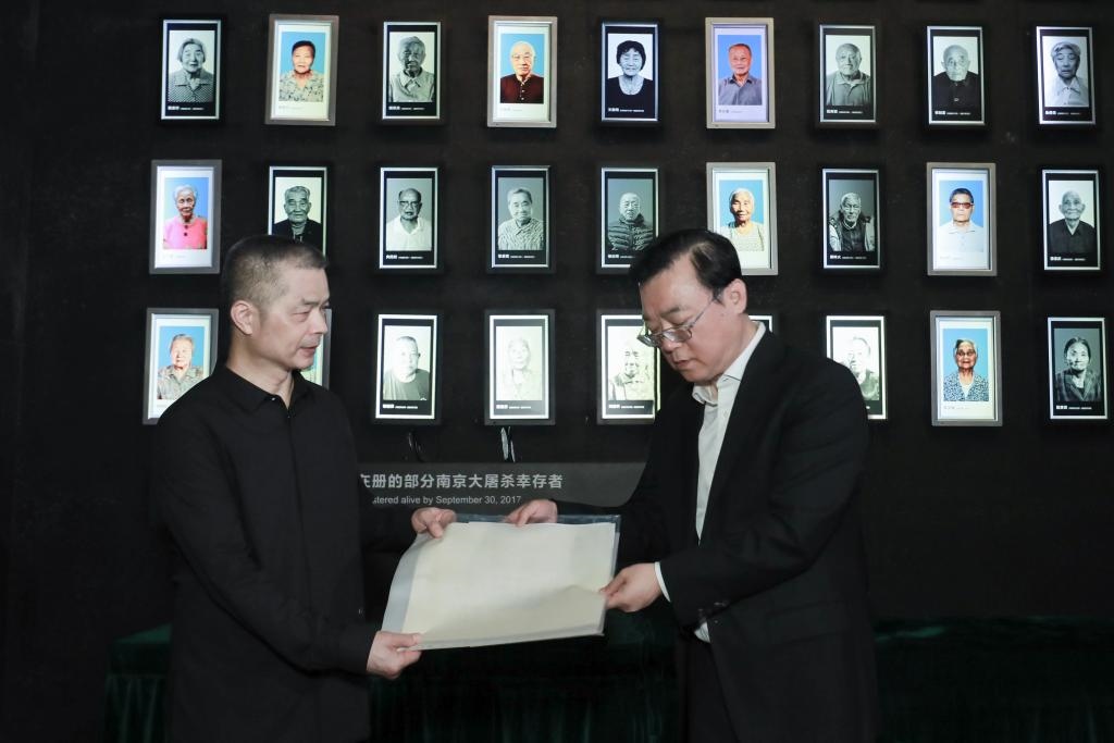 南京大屠殺幸存者高如琴的兒子向軍向侵華日軍南京大屠殺遇難同胞紀念館捐贈高如琴老人相關(guān)物品。（侵華日軍南京大屠殺遇難同胞紀念館供圖）