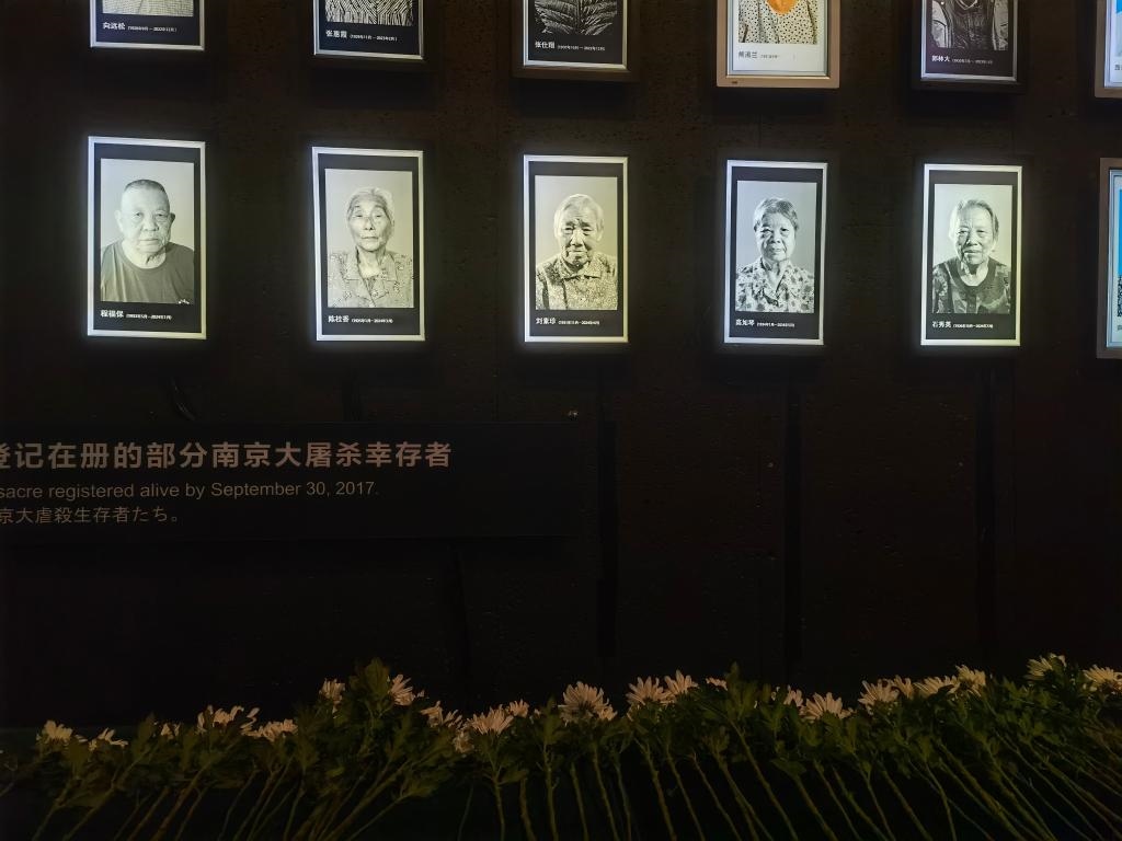 7月18日，侵華日軍南京大屠殺遇難同胞紀念館內(nèi)舉行“熄燈”悼念儀式，為今年離世的5位幸存者老人送行。新華社記者邱冰清 攝