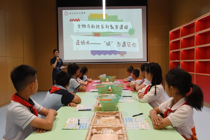 2024年5月18日，小學(xué)生在陜西歷史博物館秦漢館參加“文物與科技”系列教育課程。新華社記者 李一博 攝