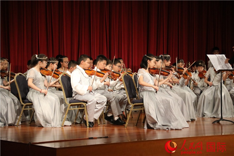北京市學(xué)生金帆藝術(shù)團(tuán)的學(xué)生們演奏音樂(lè)。人民網(wǎng)記者 李志偉攝