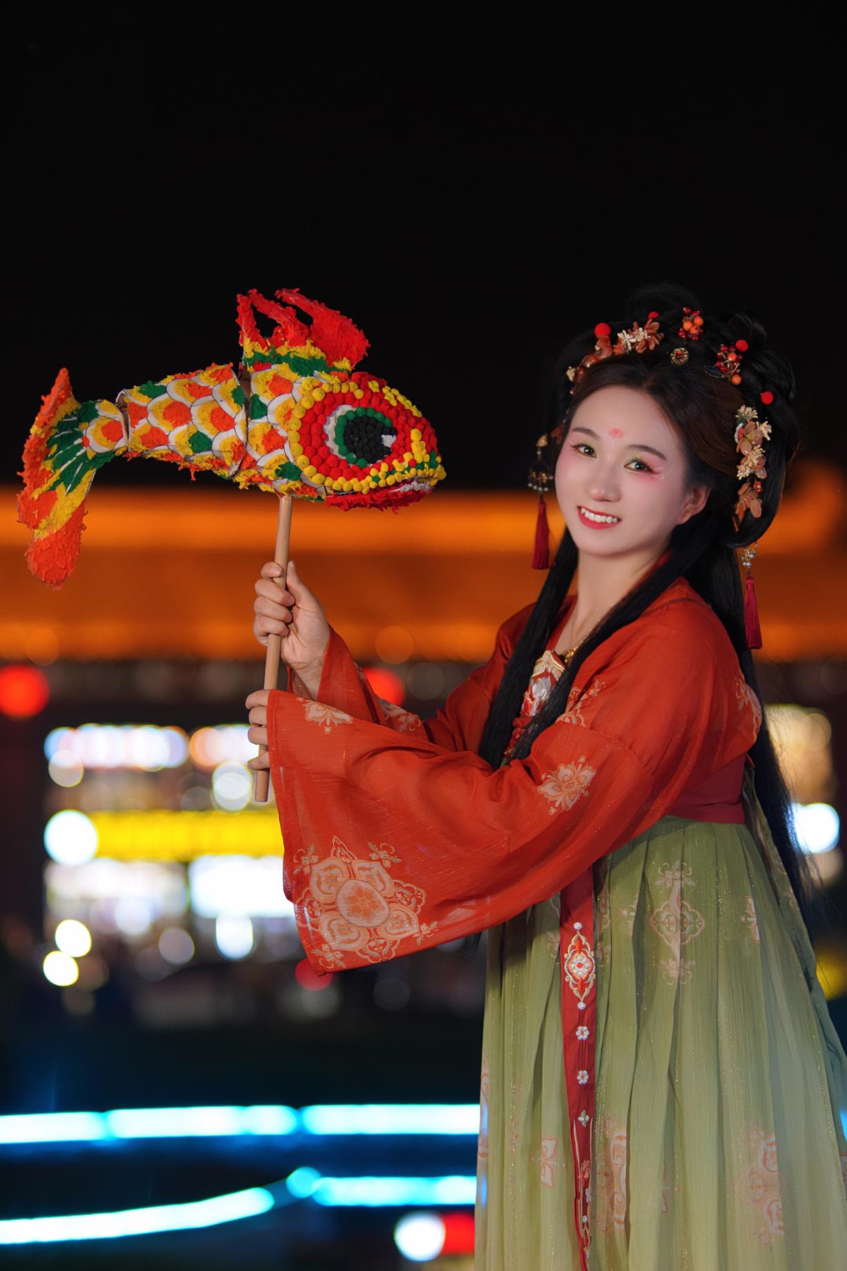 游客身穿漢服漫步在西安大唐不夜城。受訪者供圖