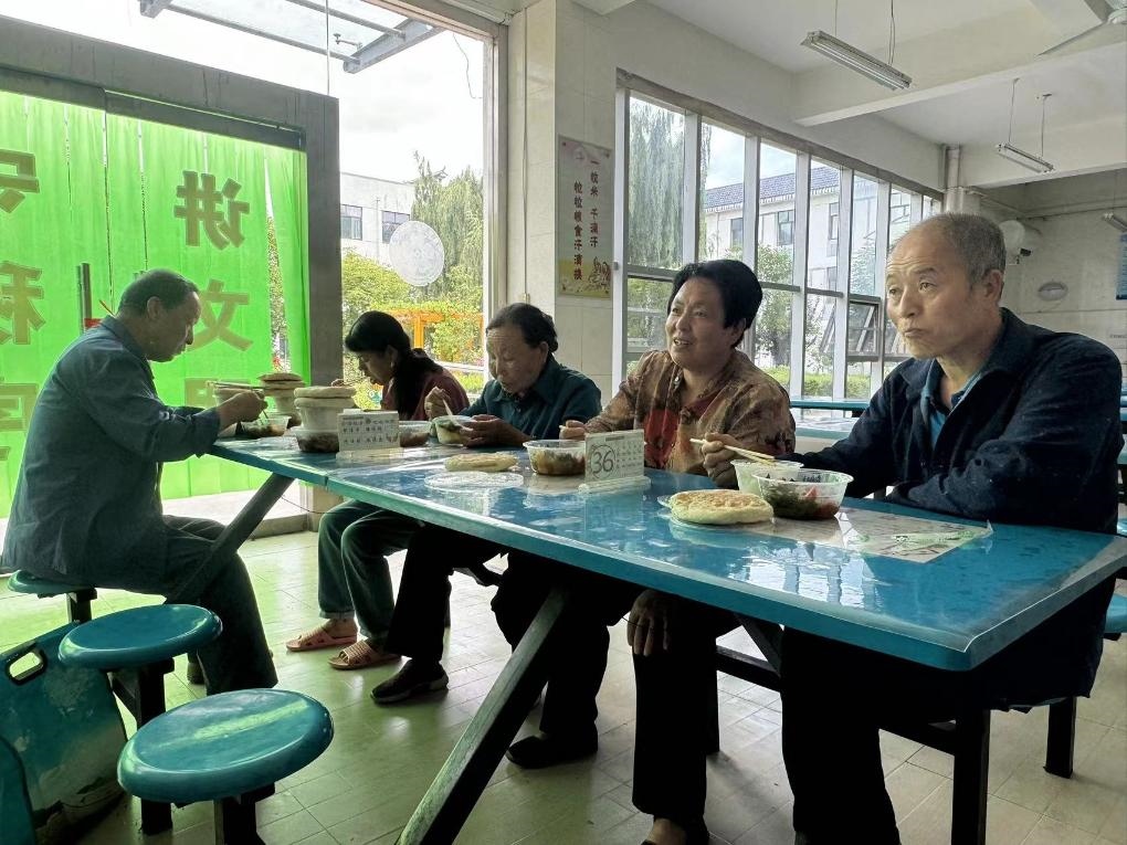 圖為鳳縣河口鎮(zhèn)中心小學(xué)臨時安置點內(nèi)正在吃飯的受災(zāi)群眾。新華社記者 劉彤 攝
