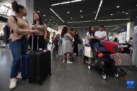 7月19日，受影響航班的旅客在巴西首都巴西利亞機場等待。新華社發(fā)（盧西奧·塔沃拉 攝）