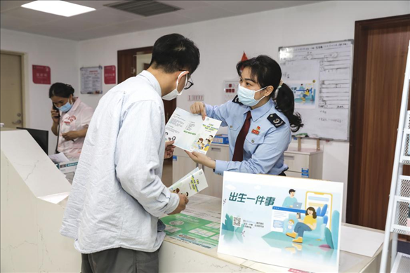志愿者為葉先生介紹新生兒相關(guān)服務(wù)。云浮市稅務(wù)局供圖