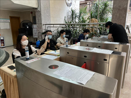 廣州市越秀區(qū)教育局現(xiàn)場審核返區(qū)生辦理材料，采用“提前網(wǎng)上預(yù)約、現(xiàn)場分批辦理”的方式進行。廣州市越秀區(qū)教育局供圖