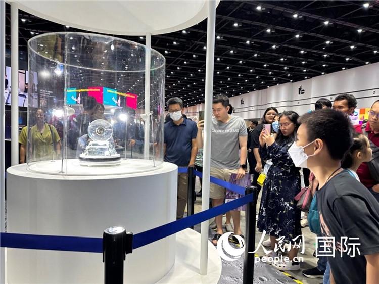 觀眾參觀中國“嫦娥五號(hào)”探測(cè)器從月球帶回的珍貴樣品。人民網(wǎng)記者簡承淵攝