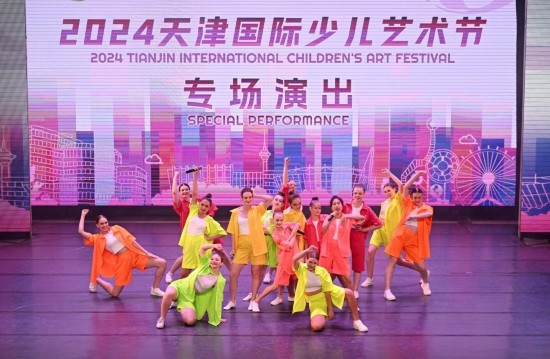 7月22日，來自俄羅斯的舞蹈團演員在藝術(shù)節(jié)上展演。新華社記者 趙子碩 攝