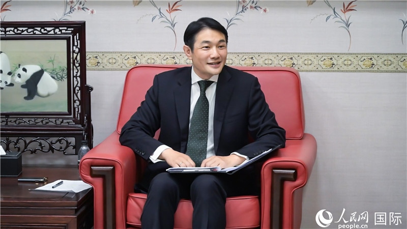 使館發(fā)言人畢海波公參介紹黨的二十屆三中全會(huì)情況并回答記者提問(wèn)。人民網(wǎng) 郭錦標(biāo)攝