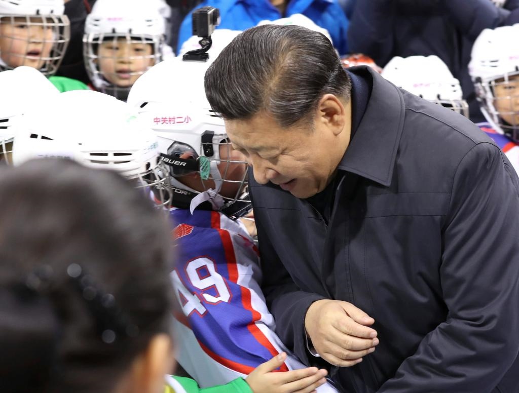 2017年2月24日，習(xí)近平總書記在北京五棵松體育中心考察時同青少年冰球愛好者“撞肩”，表示相互問候。新華社記者 丁林 攝