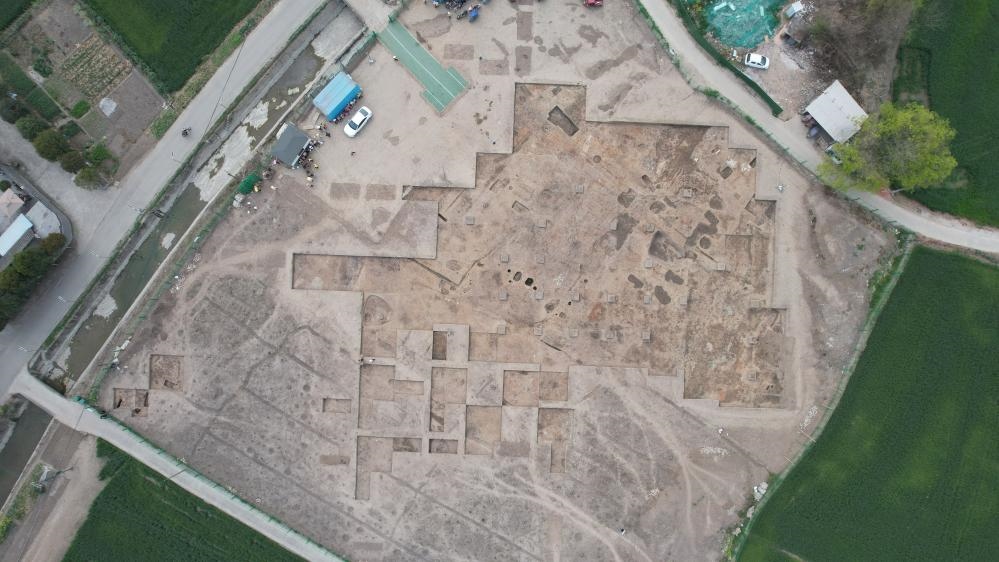 這是2024年3月23日拍攝的四川省廣漢市三星堆遺址發(fā)掘區(qū)（無人機照片）。新華社發(fā)（四川省文物考古研究院供圖）