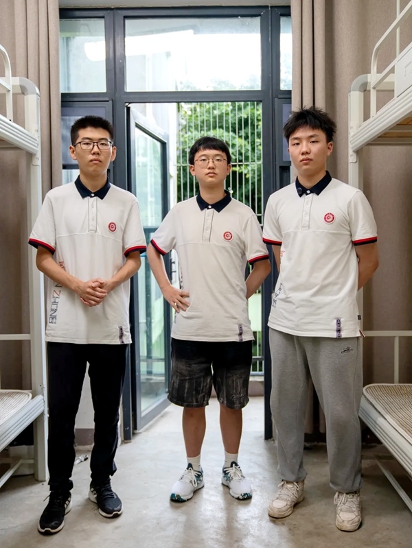 三名同學(xué)在宿舍合影。清華大學(xué)供圖