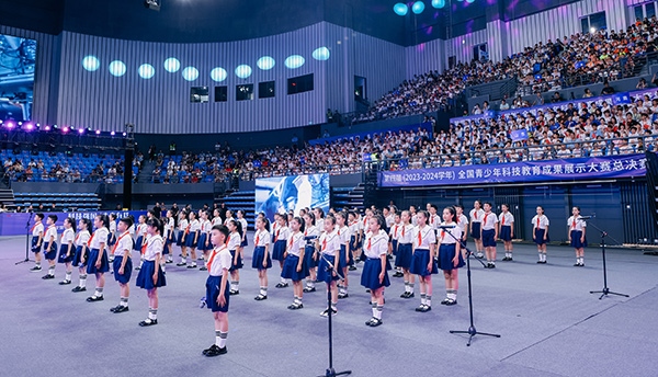 開幕式現(xiàn)場，學(xué)生們朗誦“科技強(qiáng)國 未來有我” 。主辦方供圖