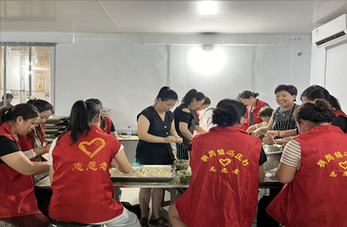 志愿者在以孝治家大食堂工作。（受訪者供圖）