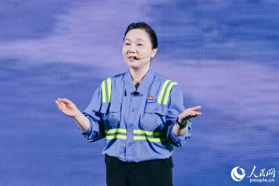 黃英紅講述在互聯(lián)網(wǎng)“種地”的故事。人民網(wǎng)攝