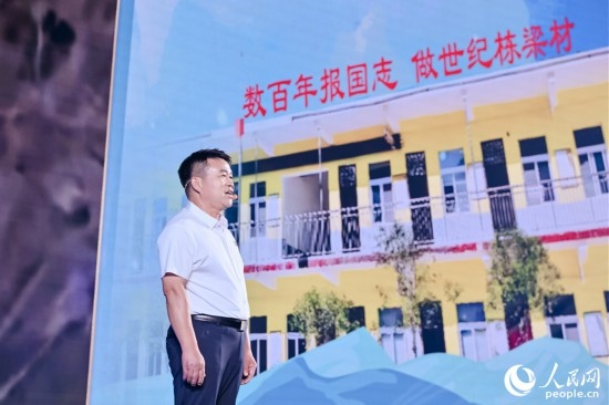 張玉滾分享用一根扁擔送孩子們走出大山的故事。人民網(wǎng)攝