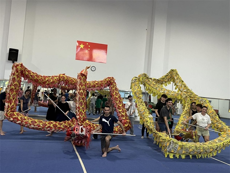 在中國和巴西共迎兩國建交50周年之際，巴西圣保羅州立大學孔子學院今年7月成功組織多批、近40名巴西青少年來華進行短期訪問交流，圖為訪問團成員在中國參加文化體驗活動。 巴西圣保羅州立大學孔子學院供圖