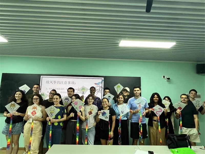 在中國和巴西共迎兩國建交50周年之際，巴西圣保羅州立大學孔子學院今年7月成功組織多批、近40名巴西青少年來華進行短期訪問交流，圖為訪問團成員參加文化體驗活動。 巴西圣保羅州立大學孔子學院供圖