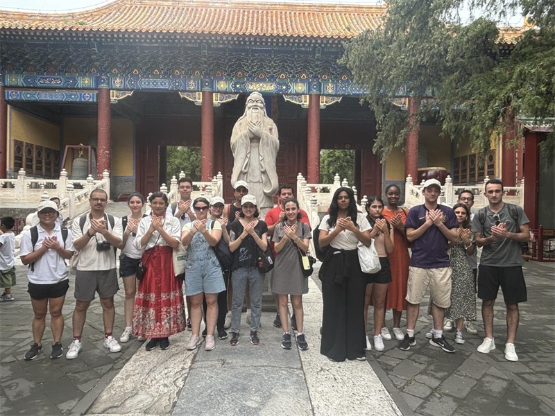 在中國和巴西共迎兩國建交50周年之際，巴西圣保羅州立大學孔子學院今年7月成功組織多批、近40名巴西青少年來華進行短期訪問交流，圖為訪問團成員參加文化體驗活動。 巴西圣保羅州立大學孔子學院供圖