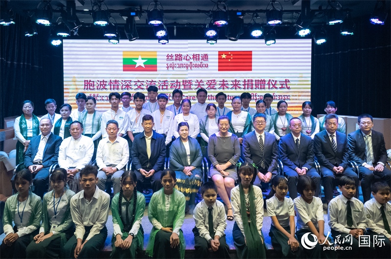 嘉賓與受助師生合影。人民網(wǎng)記者 謝佳君攝