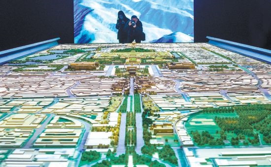 首都博物館“輝煌中軸”展廳內(nèi)，十六米長的中軸線沙盤，配以立體投影技術(shù)，展現(xiàn)北京中軸線之壯美。 本報(bào)記者 武亦彬攝