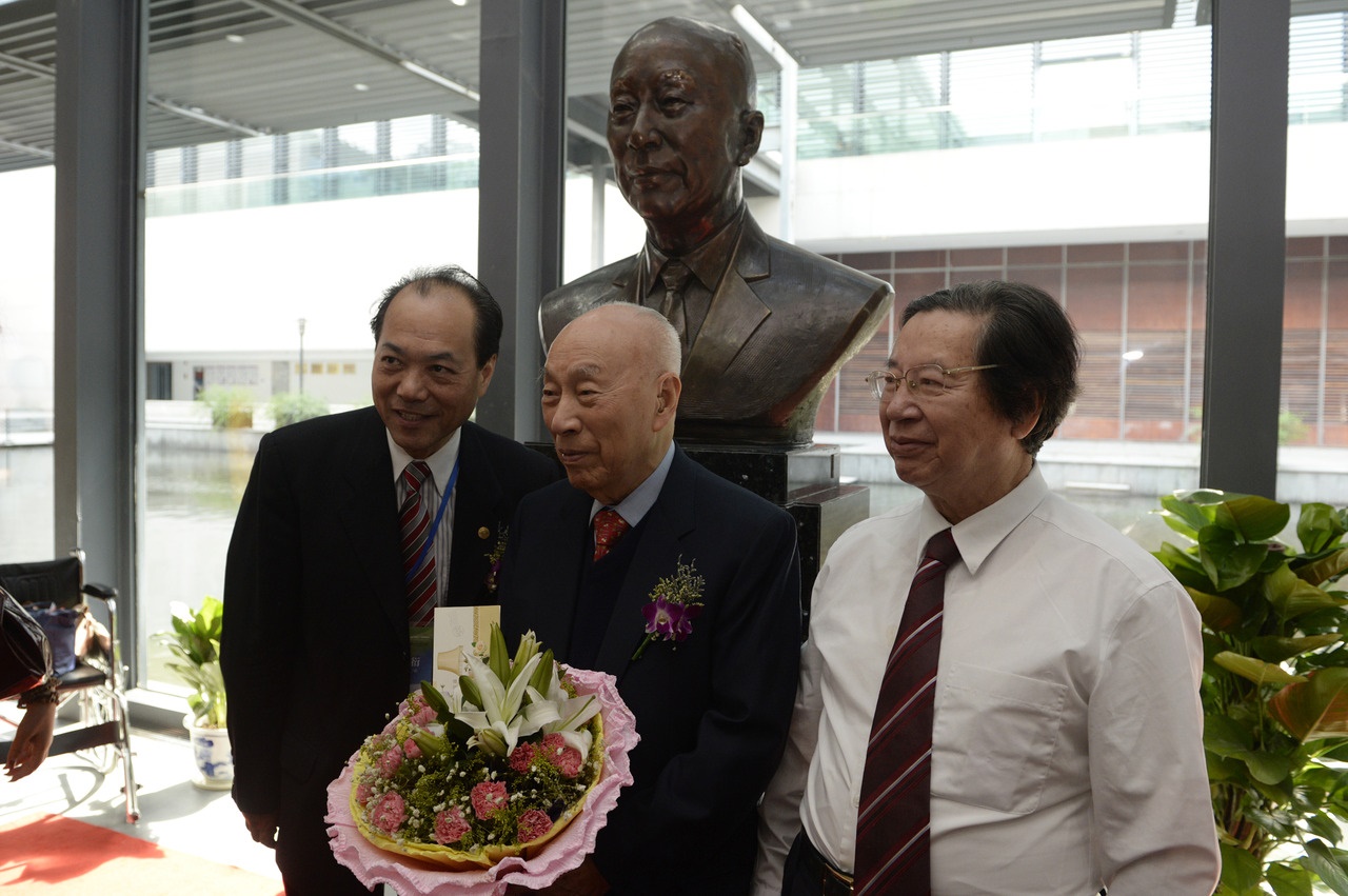 2014年7月31日，“寧波幫”代表人士李達三（中）在自己的塑像前留影。圖片來源：新華社